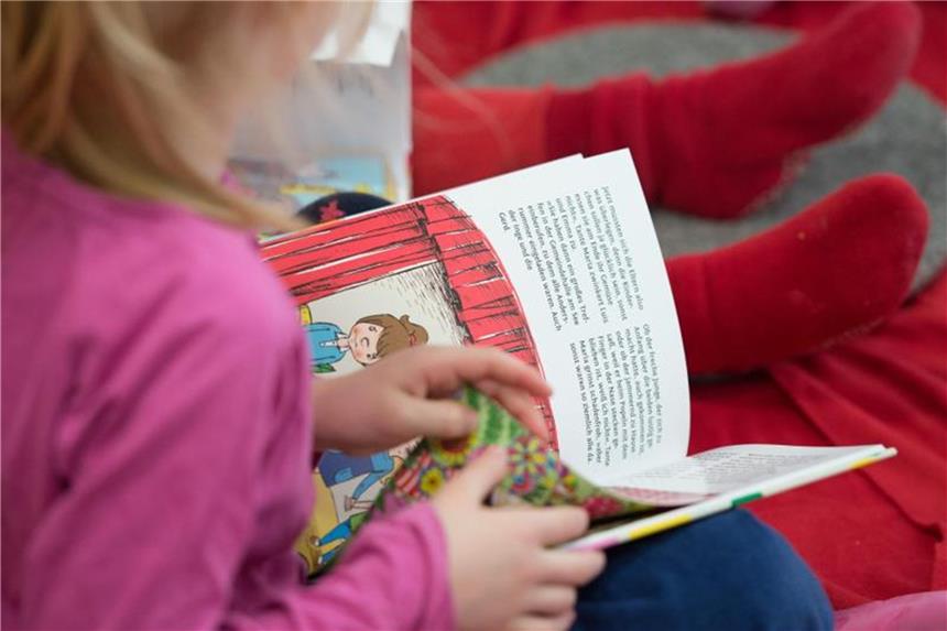 Zweitsprache lernen Kinder am besten im natürlichen Kontext Kinder lernen Sprachen fast nebenbei. Foto: Daniel Reinhardt/Symbolbild