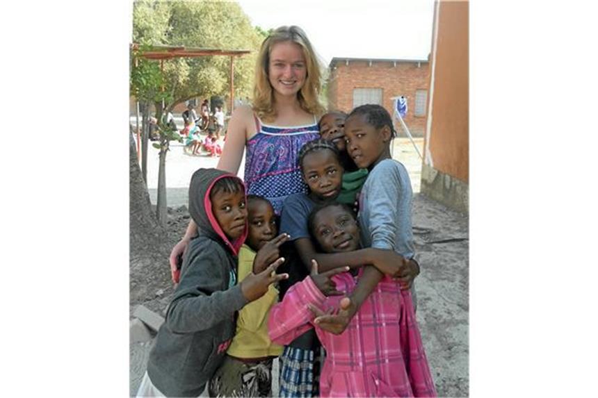 Jana (19) arbeitet ein Jahr in einem afrikanischen Kinderheim Kinder machen sie glücklich, und sie macht Kinder glücklich: Jana Hirt kümmert sich mit anderen Helfern in einem Kinderheim in Otavi um rund 100 Mädchen und Jungen.