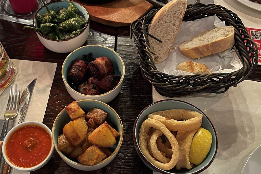 Auf der Jagd nach kleinen Köstlichkeiten – Tapasbar „Chuzo“ im Check Kinder müssen bei den Tapas der Erwachsenen zuschlagen.