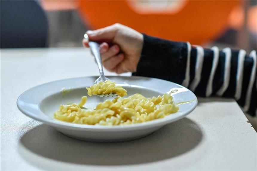 Großeltern sollten Kinder nicht zum Aufessen zwingen Kinder müssen lernen, ihrem Sättigungsgefühl zu trauen. Großeltern sollten sie daher nicht zum Aufessen zwingen. Foto: Jens Kalaene