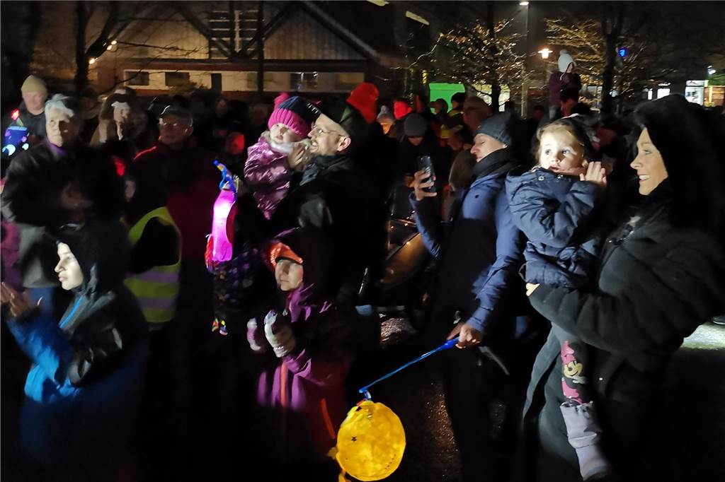 Nikolausumzug: Knecht Ruprecht kommt in Erle nicht zum Einsatz Kinder schauten gespannt zum Nikolaus, zeigten ihre Laternen und sangen gemeinsam Lieder.