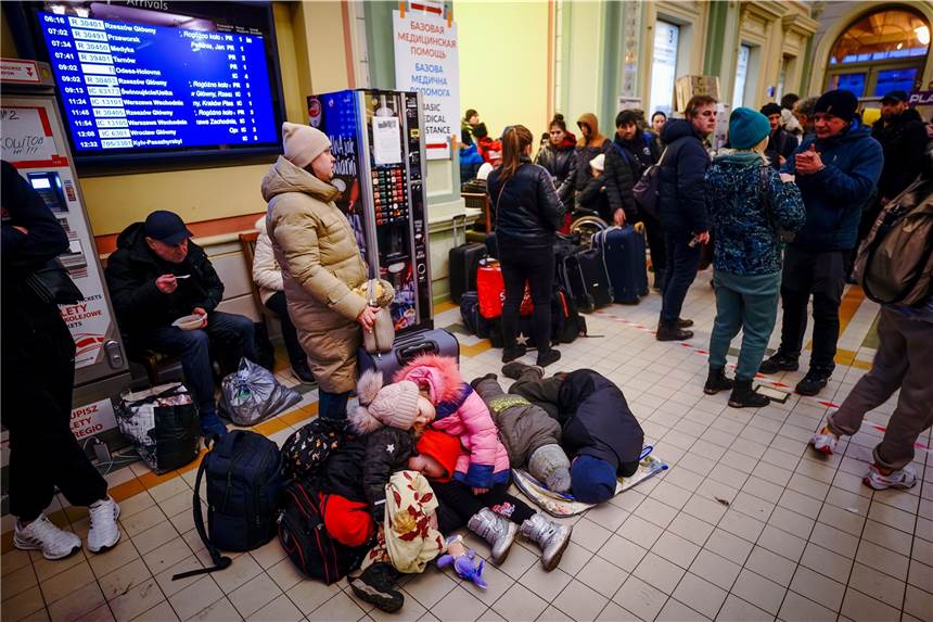 Schon am Wochenende: Helfer erwarten Flüchtlingswelle in Dortmund Kinder schlafen am frühen Morgen auf dem Boden in der Bahnhofshalle von Przemysl in der Nähe des ukrainisch-polnischen Grenzübergangs.