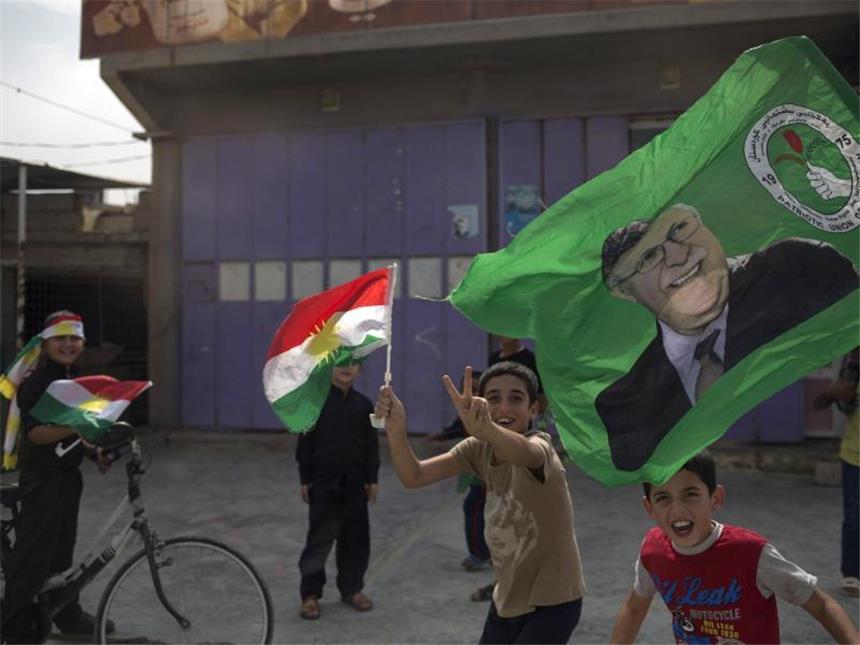 Sorge vor neuen Spannungen nach Kurden-Referendum Kinder schwenken kurdische Fahnen im irakischen Kirkuk. Foto: Bram Janssen