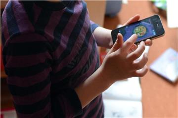 Kinder sollten laut Experten nur wenig mit dem Smartphone spielen. Foto: Jens Kalaene