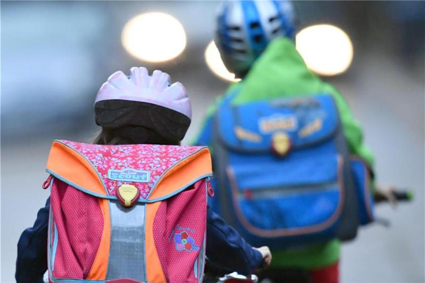 Aus der Vorbildrolle gibt es keinen Ausweg Kinder sollten nicht ohne einen Helm auf das Fahrrad steigen. Eltern müssen aber mit gutem Beispiel vorangehen. Foto: Ralf Hirschberger/dpa-Zentralbild/dpa
