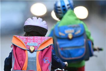 Kinder sollten nicht ohne einen Helm auf das Fahrrad steigen. Eltern müssen aber mit gutem Beispiel vorangehen. Foto: Ralf Hirschberger/dpa-Zentralbild/dpa