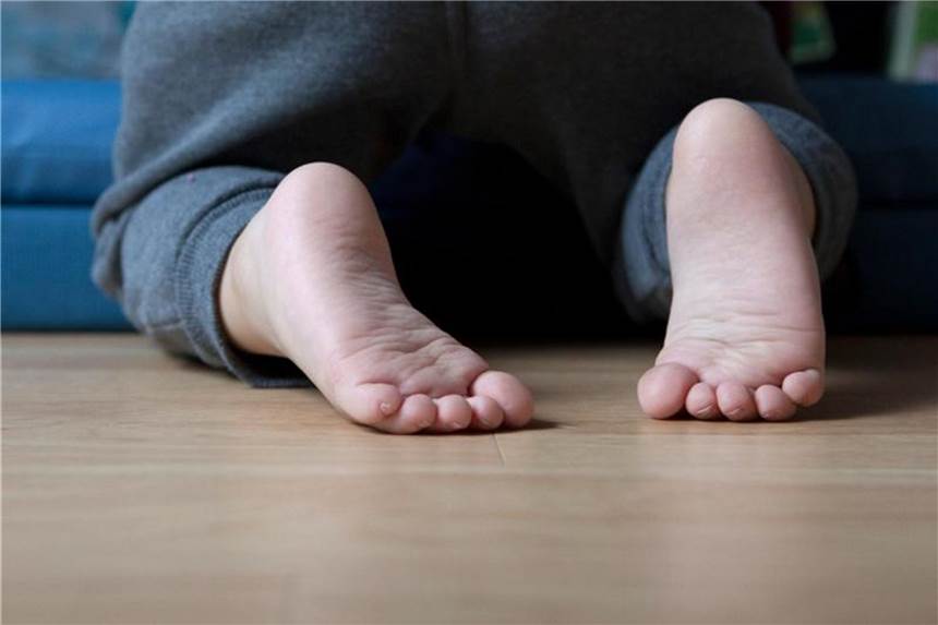Kinder am besten barfuß laufen lassen Kinder sollten so oft es geht ohne Schuhe spielen und toben. Foto: Silvia Marks