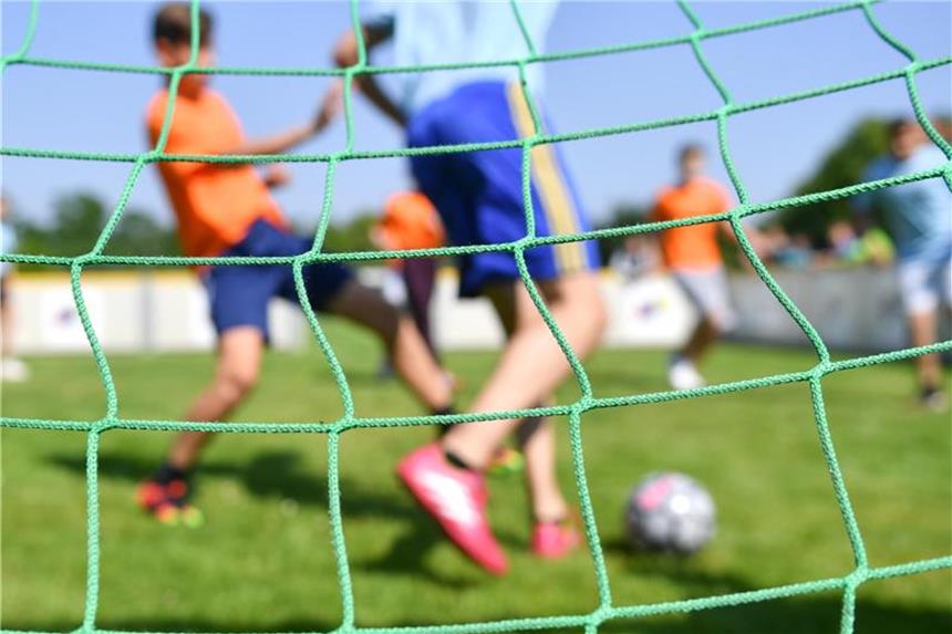 NRW-Landtag: Kinder sollten auf Sportplätzen lärmen dürfen Kinder spielen auf einem Sportplatz an einer Schule. Foto: Uwe Anspach/Archiv