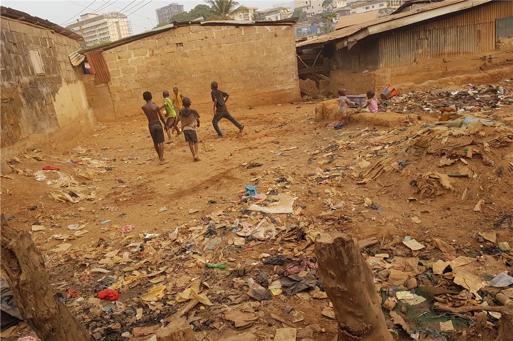 Hilfe für Sierra Leone: „Wenn wir kein Geld haben, können wir nicht weitermachen.“ Kinder spielen im Müll - so sieht die Realität in den Slums aus.