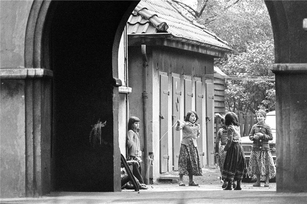 Kinder spielen in der Barbarasiedlung in 1979.