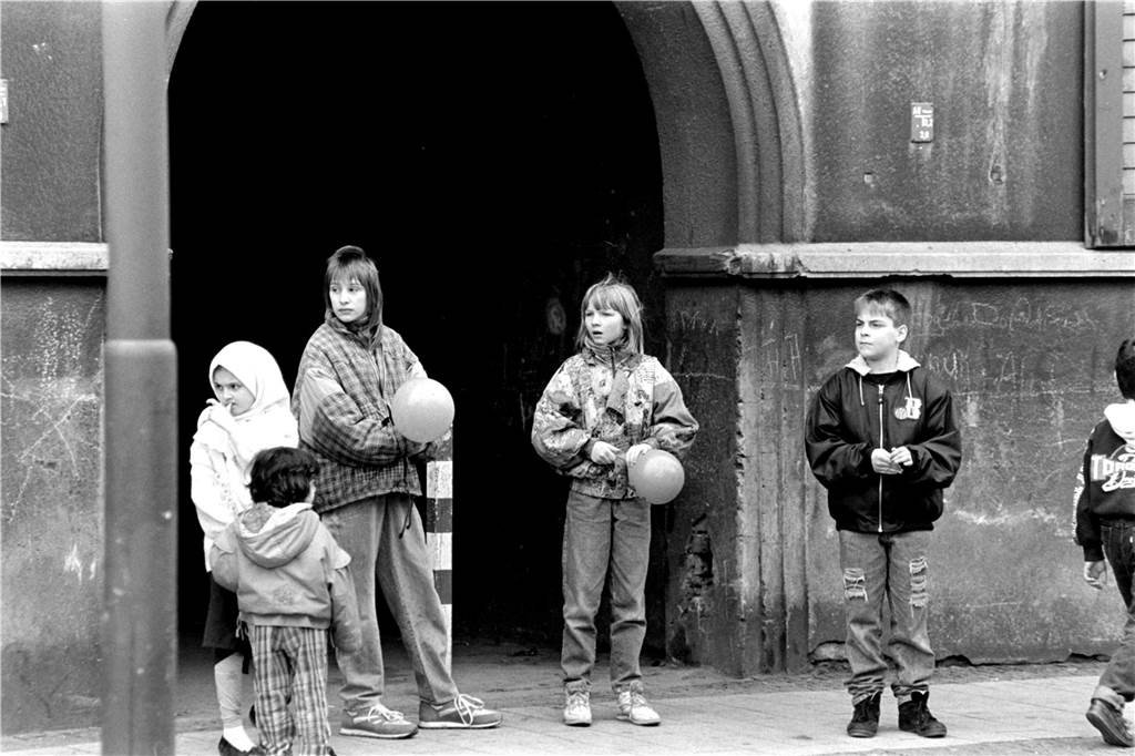 Kinder spielen in der Victoriasiedlung. 