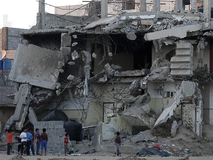 Frieden würde Israelis und Palästinensern Milliarden bringen Kinder spielen vor einem zerstörten Gebäude in Gaza-Stadt. Foto: Mohammed Saber/Archiv
