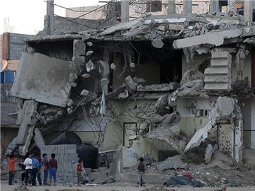 Kinder spielen vor einem zerstörten Gebäude in Gaza-Stadt. Foto: Mohammed Saber/Archiv