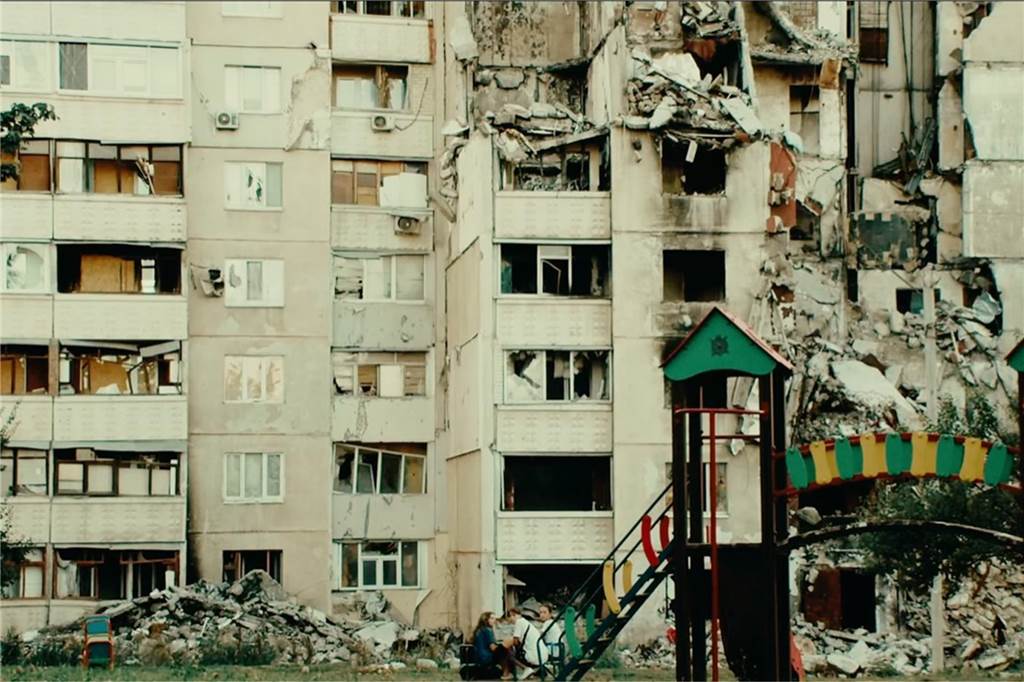 Alltag im Ukraine-Krieg: Victor (24) aus Schwerte filmt in den Trümmern Kinder spielen vor einem zerstörten Haus in Charkiw, Ukraine-Krieg