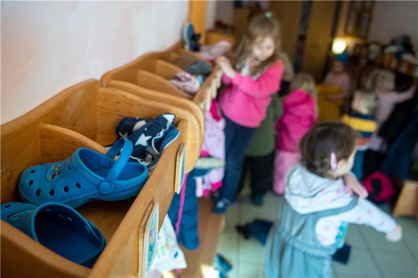 Streit um Öffnungen: Städte wollen Kita-Notbetrieb und Schulschließungen - Land ist dagegen Kinder stehen in der Garderobe einer Kita. In Regionen, deren Sieben-Tage-Wert an drei aufeinanderfolgenden Tagen unter 100 Neuinfektionen pro 100 000 Einwohner liegt, können die Kitas in den eingeschränkten Regelbetrieb zurückkehren.