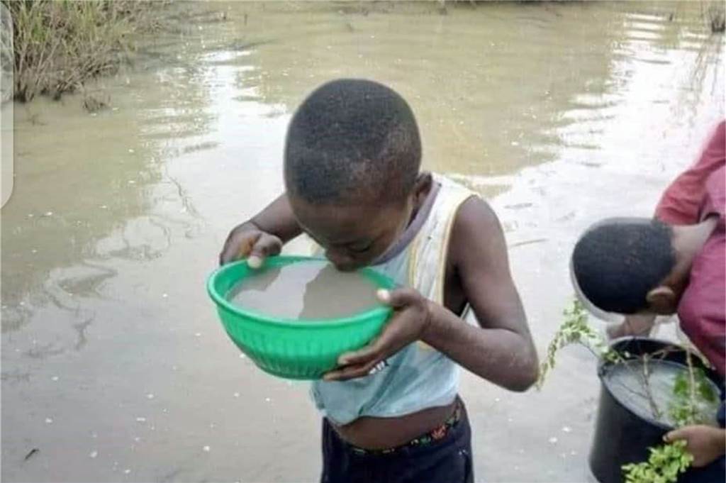 Evangelische Gemeinde stellt Lager für Nigeria-Hilfe zur Verfügung Kinder trinken verschmutztes Wasser in den Überschwemmungs-Gebieten Nigerias.