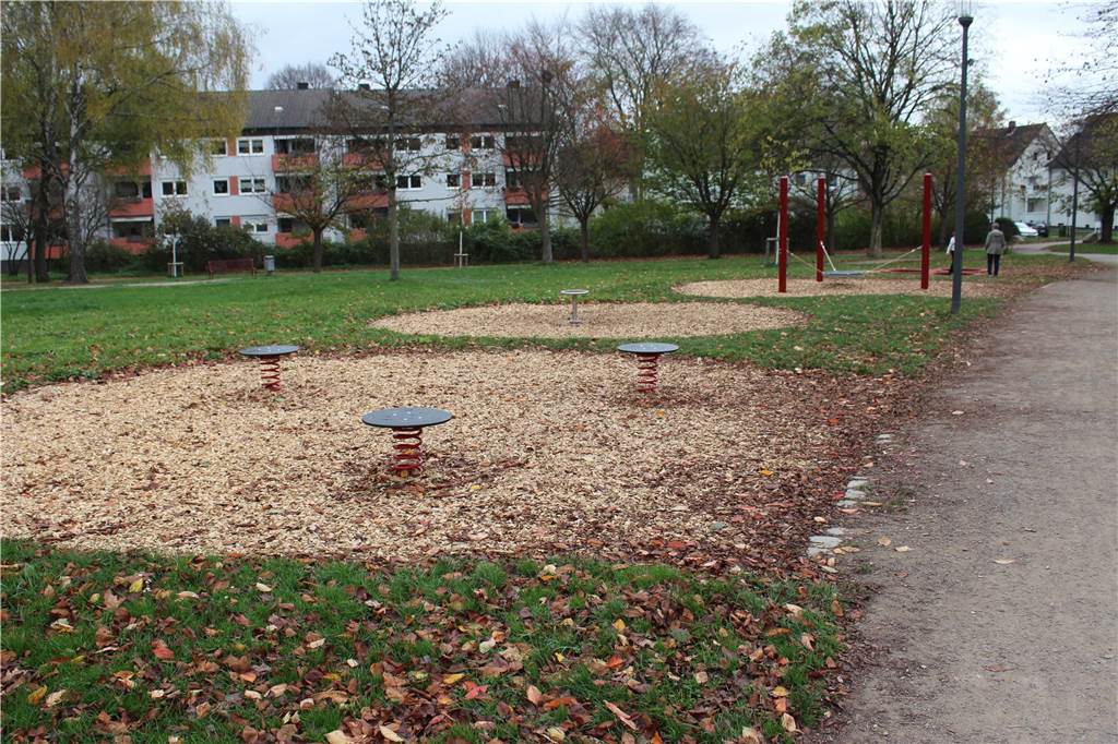 IGA27: Ein Dortmunder Park ist schon kaum wiederzuerkennen Kinder und Erwachsene können diese Geräte zur Förderung der Motorik nutzen.