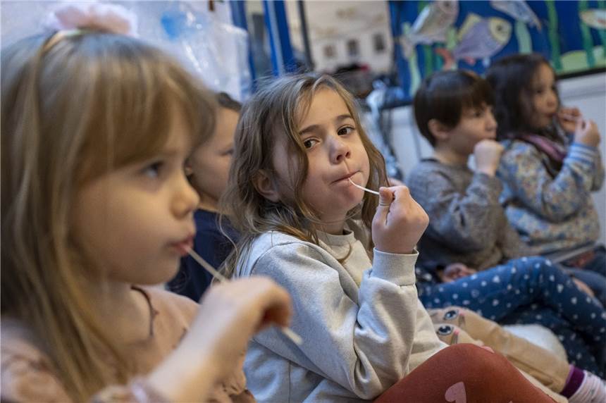 Kinder und Jugendliche führen noch immer die Spitze der Coronainfektionen an. Doch in Dortmund sollen Lolli-PCR-Tests jetzt abgeschafft werden.