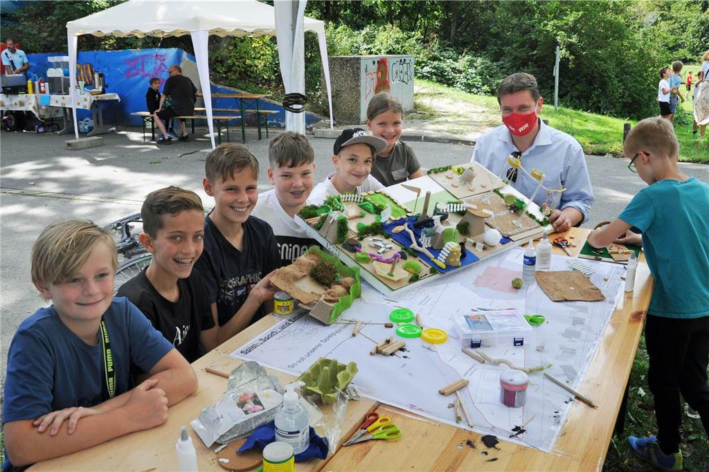 Kinder und Jugendliche haben Modelle gebaut und die Bürgermeister Rajko Kravanja vorgestellt.