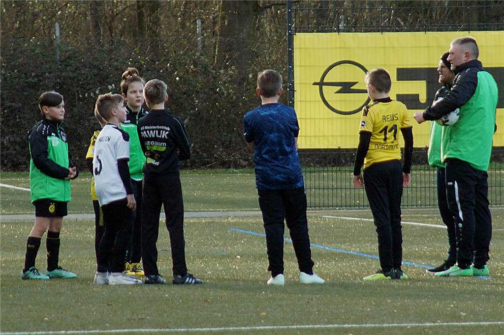 Nachwuchskicker der SG Massen erobern den Rasen zurück - doch die Freude ist getrübt Kinder unter 14 Jahren dürfen aktuell in Gruppen zu 20 plus zwei Trainern auf dem Rasen stehen.