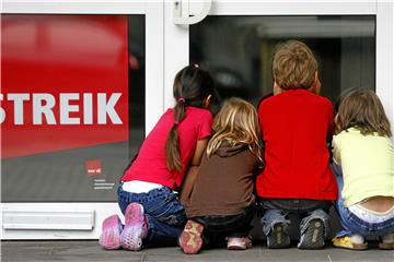 Kinder vor einer geschlossenen städtischen Kita in Duisburg (Symbolbild).
