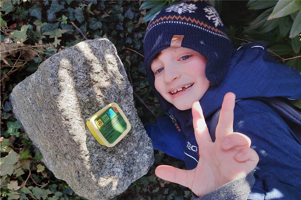 Hobbyastronom erklärt, wie ein Spaziergang zur Meteoritensuche wird Kinder wie der neunjährige Stefan können sich für Astronomie und kleine Schatzsuchen begeistern.