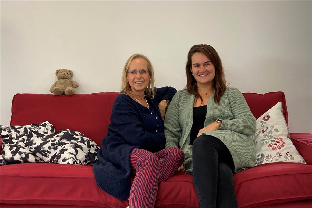 Castrop-Rauxeler Kindergarten hat nach Umzug ein eigenes Café Kindergartenleiterin Marianne Ludwig-Rosenstock (l.) und stellvertretende Leiterin Katharina Talarowski haben es sich auf einem Sofa im Eingangsbereich des KinderGarten Eden in Castrop-Rauxel gemütlich gemacht.