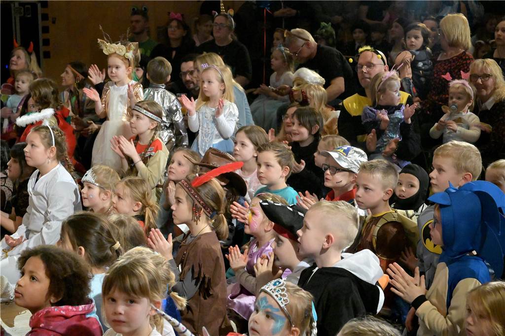 Kinderkarneval im Kolpingsaal in Werne: Hunderte Kinder feierten dort ein buntes Fest.