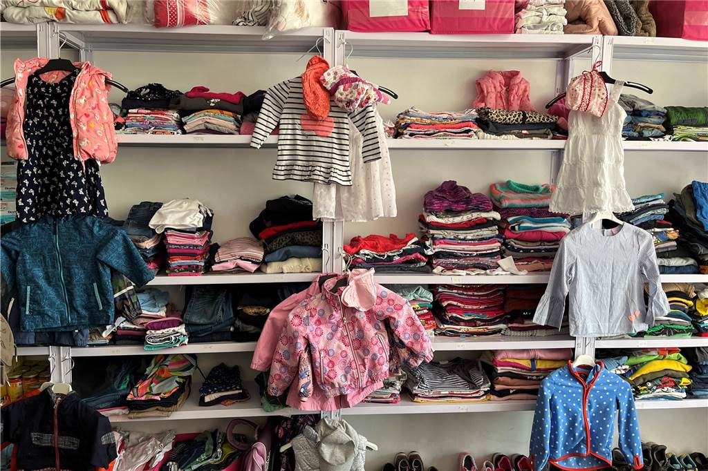 Spenden-Boutique in Lünen: Kleidung und Möbel für Ukraine-Flüchtlinge Kinderkleidung nach Größe sortiert gibt es für Geflüchtete aus der Ukraine kostenlos im „Lädchen Neuland“ Münsterstraße 27.