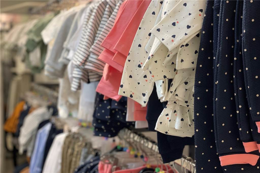Babyhaus Mönninghoff vor Wiedereröffnung: Sechsfach-Mama ist neue Chefin Kinderkleidung von Größe 44 bis Größe 122 wird an den Ständern hängen.