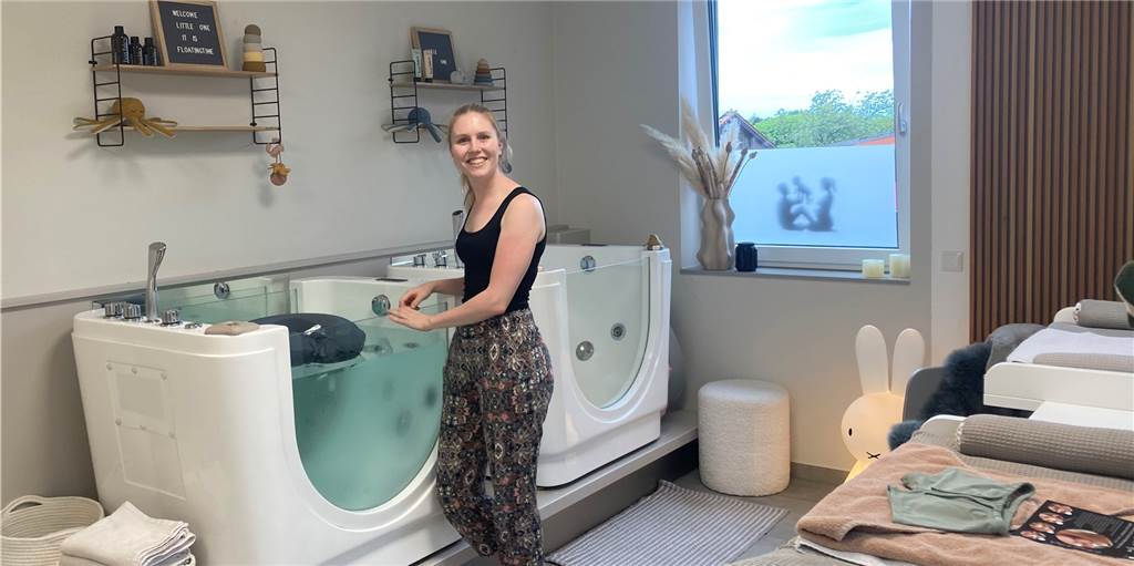 Wellness-Luxus für „the little ones“: Dorstener Babys ganz entspannt Kinderkrankenschwester Stefanie Richter vor den beiden Floating-Becken für die Babys.