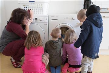 Kindern wird digitale Technik anhand der Bedienschritte einer Waschmaschine näher gebracht. Foto: Jörg Carstensen