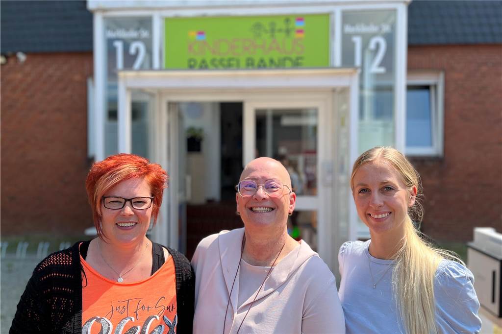 Bäckerei Auffenberg, Dachdecker Drath & Co.: Hilfe, es ist Fachkräftemangel! Kinderpflegerin Ines Steinert (v.l.) hat die 160-Stunden-Qualifizierung zur Kita-Fachkraft bei Fokus Kita gemacht. Angelika Kirstein, Geschäftsführerin von Fokus Kita, und Mara Kirstein, Bildungsreferentin des Wissenszentrums, haben die Möglichkeit in Castrop-Rauxel geschaffen.