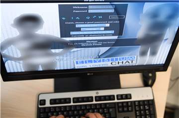 Kinderpornografie wird besonders über das Internet verbreitet. Am Amtsgericht Menden muss sich nun ein Bundespolizist verantworten, dem die Verbreitung kinderpornografischer Inhalte zur Last gelegt wird (Symbolbild).