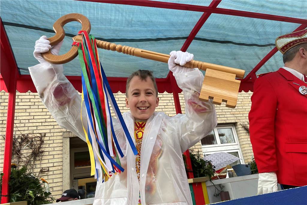 Kinderprinz Justus I. Wiegers reckt den Schlüssel in die Höhe.