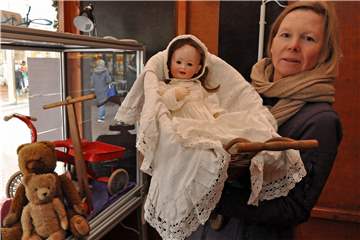 Kinderspielzeug zeigt das Museum der Stadt Lünen in einer Hütte auf dem Weihnachtsmarkt. Leiterin Dr. Katja Stromberg lädt zu einer kleinen Rallye ein. Zu gewinnen gibt es einen Kindergeburtstag im Museum.