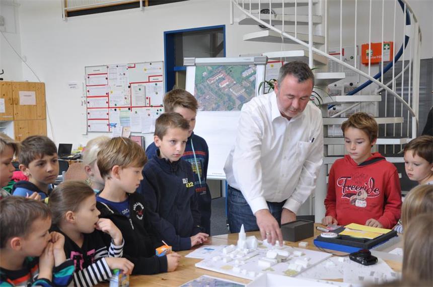 Kindgerecht erklärt Architekt Eckhard Scholz seinen Zuhörern, was genau beim Umbau passieren soll und wie die Bauarbeiten ablaufen werden.