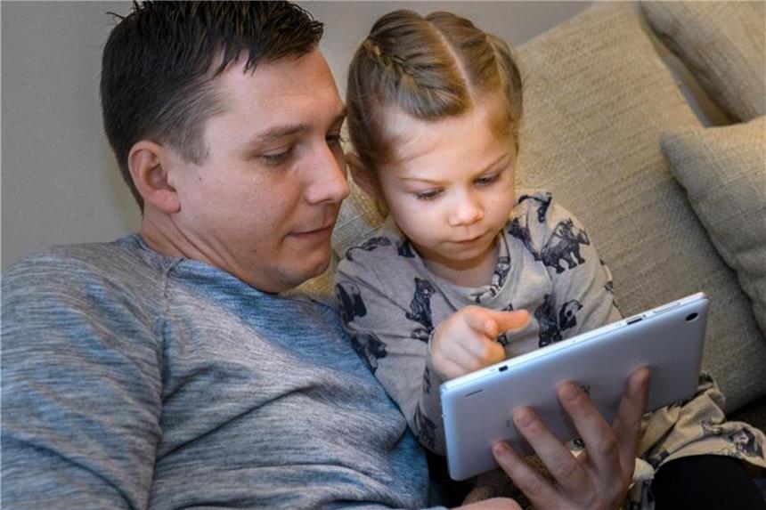 Orientierung im WWW - Kindern den Weg ins Netz weisen Kindgerecht? Im Netz gibt es zahlreiche Angebote, die Eltern und Kindern den Weg weisen. Foto: Hans-Jürgen Wiedl/dpa-Zentralbild/dpa-tmn