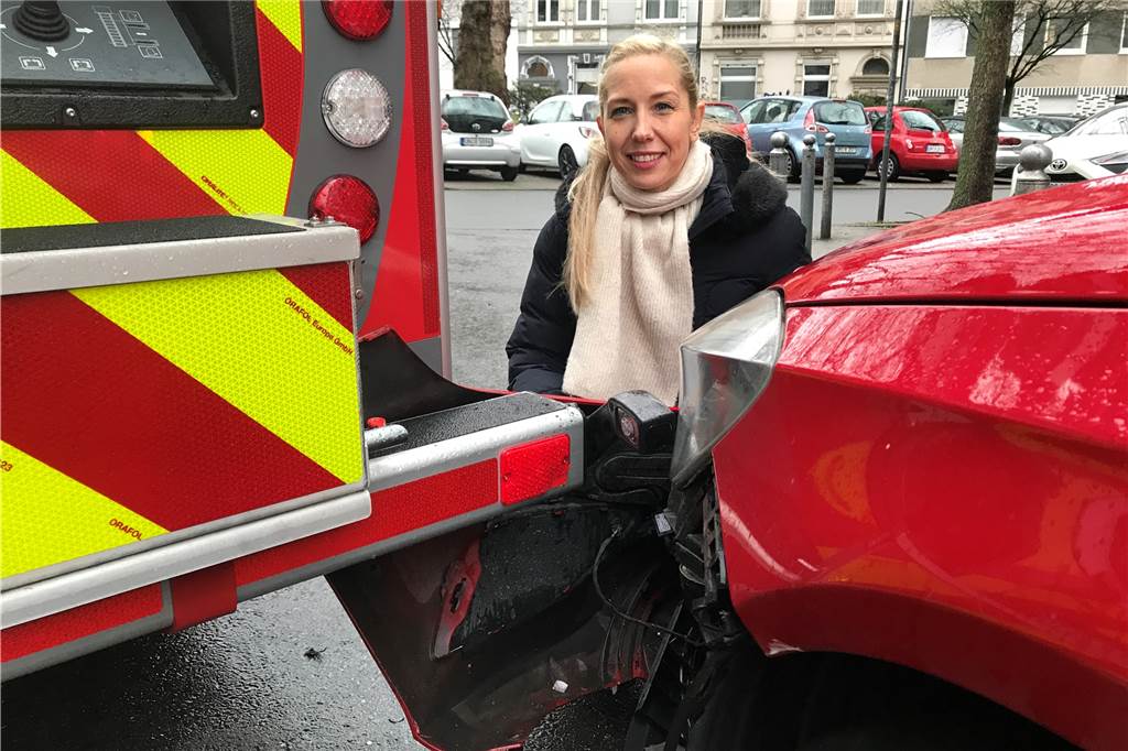 Feuerwehr rammt Auto auf enger Straße: „Es ist ja keiner zu Schaden gekommen“ Kinga Kozar an der Stelle, an der das Drehleiterfahrzeug der Feuerwehr den Schaden hinterlassen hatte.