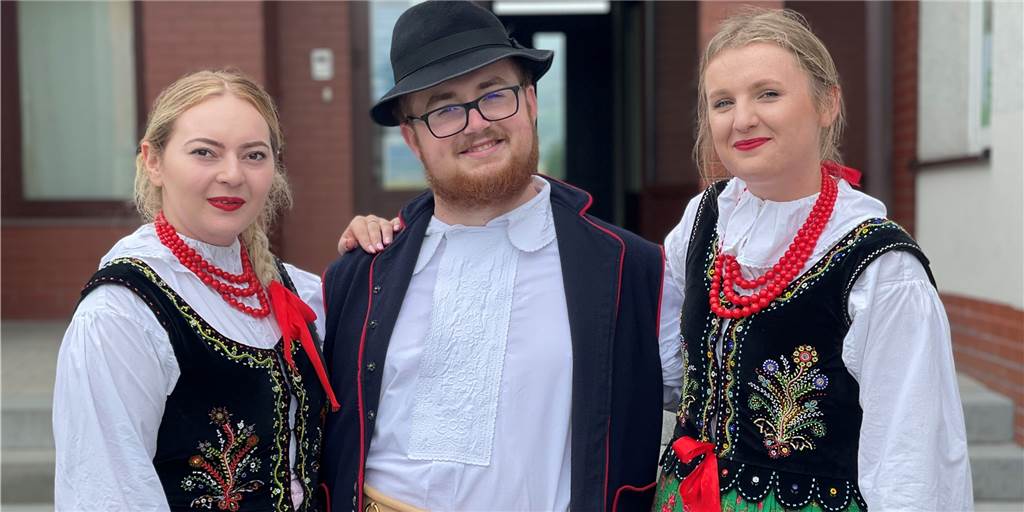 Tanzgruppe aus Iwkowa: Kinga Zelek (24) will Traditionen bewahren Kinga Zelek (r.) ist mit ihren Freunden Aleksandra Bodek und Dawid Bukowiec im Tanz- und Gesangsverein in Iwkowa aktiv.
