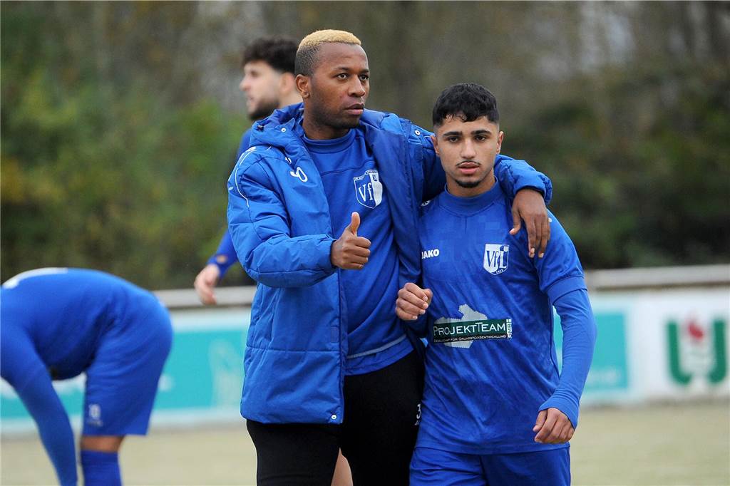 Zwei Offensivkräfte bleiben dem VfL Schwerte in der nächsten Saison erhalten Zwei Spieler des VfL Schwerte blicken in die Kamera.