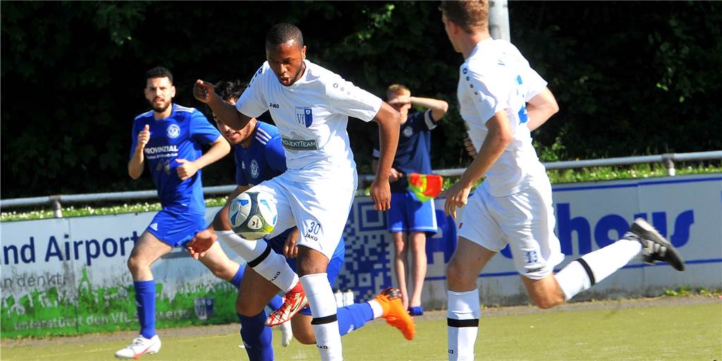 Locker-flockiges Saisonfinale des VfL Schwerte - Der Trainer setzt den Schlusspunkt Kingsley Ndubueze traf im letzten Saisonspiel für den VfL Schwerte doppelt.