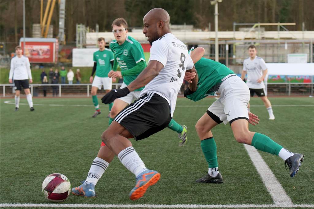 Ein Spieler des SC Hennen am Ball.