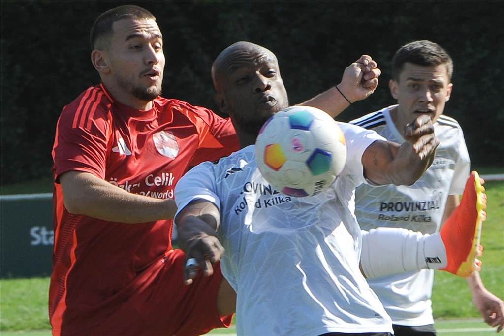 Der Fußball-Sonntag im Überblick Kingsley Nweke (M.) und der SC Hennen sind zwar kein Tabellenführer mehr, ein Topspiel ist das Duell beim ASSV Letmathe dennoch.