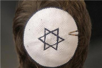 Kippa mit aufgenähtem Davidsstern. In Berlin hat heute der Prozess gegen einen 19-Jährigen begonnen, der einen Israeli mit Kippa attackiert und verletzt haben soll. Foto: Fredrik von Erichsen/Archiv