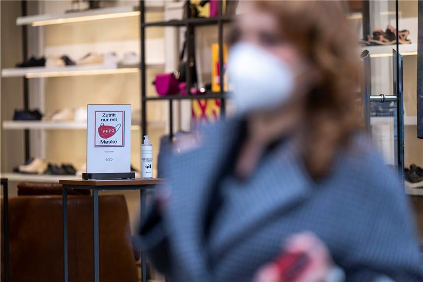 Braucht Deutschland noch die Maskenpflicht? Kippt die Maskenpflicht in Geschäften und Restaurants?