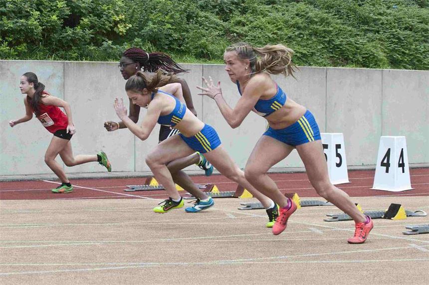 Heimische Sportler feiern Siege in Waltrop Kira Lipperheide (r.) vom TB Rauxel gewann in der Altersklasse U18 über 100 Meter sowie im Weitsprung