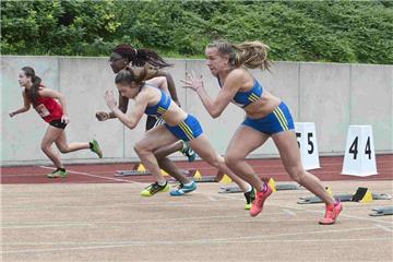 Kira Lipperheide (r.) vom TB Rauxel gewann in der Altersklasse U18 über 100 Meter sowie im Weitsprung
