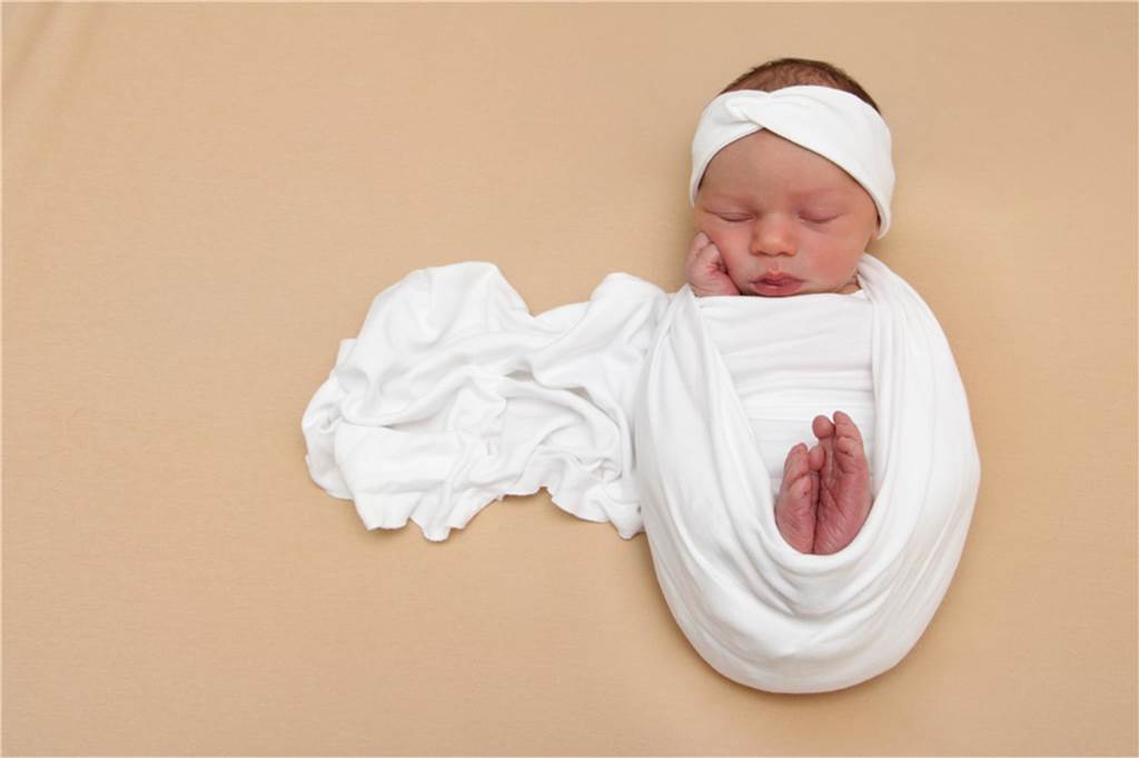 Kira und Florian aus Dortmund freuen sich über ihre kleine Tochter. Lima wurde am 11. Juni 2023 im St. Johannes Hospital geboren.