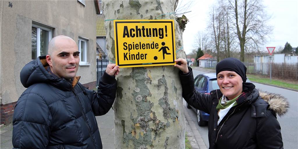 Kira und Zouhair Allali wohnen an der Vördestraße in Bladenhorst - wobei sie bislang glaubten, Rauxeler zu sein. An der Rütgers-Siedlung, in der sie wohnen, schätzen sie sehr, dass auf Kinder Rücksicht genommen wird.